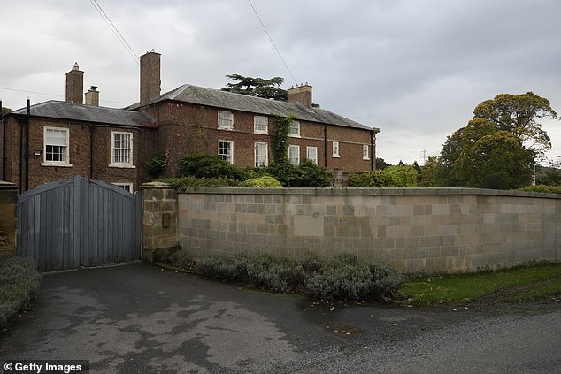 Keputusan Perdana Menteri untuk menyewa rumah tersebut kontras dengan keputusan Perdana Menteri sebelumnya Rishi Sunak, yang sangat kaya sehingga ia memiliki properti pribadi di Richmond, Yorkshire (foto) dan London barat sambil tinggal di No10.