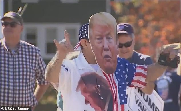 Dalam foto adalah penduduk setempat mempromosikan Trump di dekat menara air, sebagai bentuk solidaritas dengan pemilik anonim yang bertanggung jawab