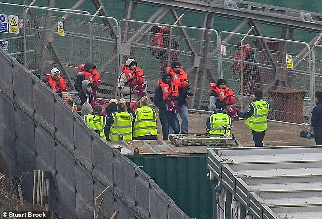 Petugas Pasukan Perbatasan Inggris mengawal migran ke Dover Docks di Kent, Inggris, pada 4 November 2024