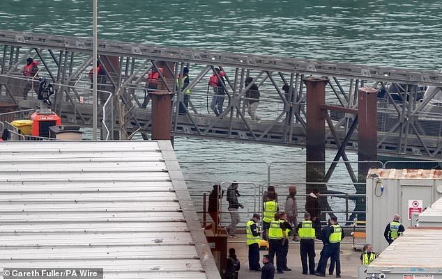 Sekelompok orang yang diyakini migran dibawa ke Dover, Kent, dari kapal Pasukan Perbatasan menyusul insiden dengan perahu kecil di Selat Inggris. Tanggal foto: Selasa, 5 November 2024