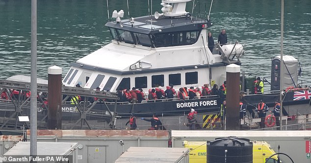 Sekelompok orang yang diyakini migran dibawa ke Dover, Kent, dari kapal Pasukan Perbatasan menyusul insiden dengan perahu kecil di Selat Inggris.