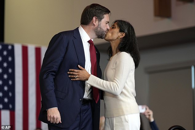 Usha dan JD Vance berciuman di jalur kampanye di Wisconsin