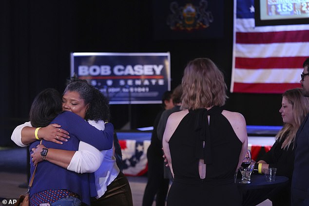 Pendukung Casey berpelukan saat mereka meninggalkan pesta malam pemilihannya di Scranton, PA, sebelum perlombaan dimulai