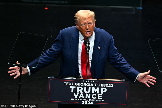 Mantan Presiden AS dan calon presiden dari Partai Republik Donald Trump berbicara dalam rapat umum kampanye di Johnny Mercer Theater Civic Center di Savannah, Georgia,