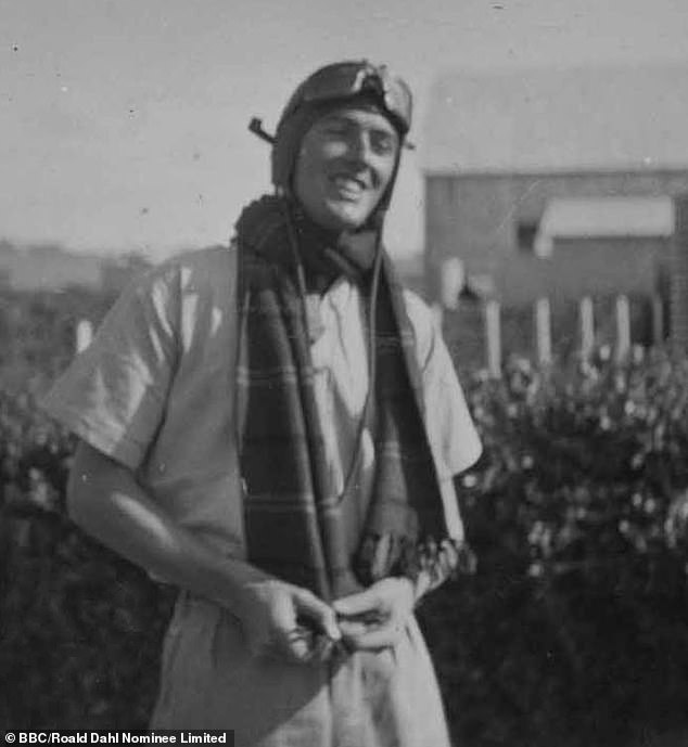 Roald Dahl selama berada di RAF. Karier Dahl sebagai pilot pesawat tempur terhenti pada bulan Juni 1941, ketika cedera pada tengkoraknya akibat kecelakaan tahun sebelumnya mulai membuatnya sakit kepala parah.