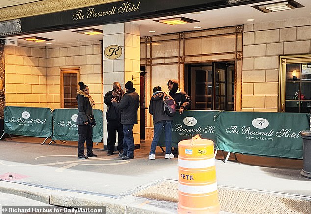 Para migran sering kali dibawa ke Hotel Roosevelt di Manhattan selama krisis