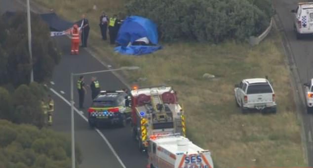 Benda logam tersebut jatuh dari truk yang sedang menuju Altona di jalan lingkar M80 di Melbourne, Kamis sore, sebelum menabrak mobil (foto dari layanan darurat di lokasi kejadian)