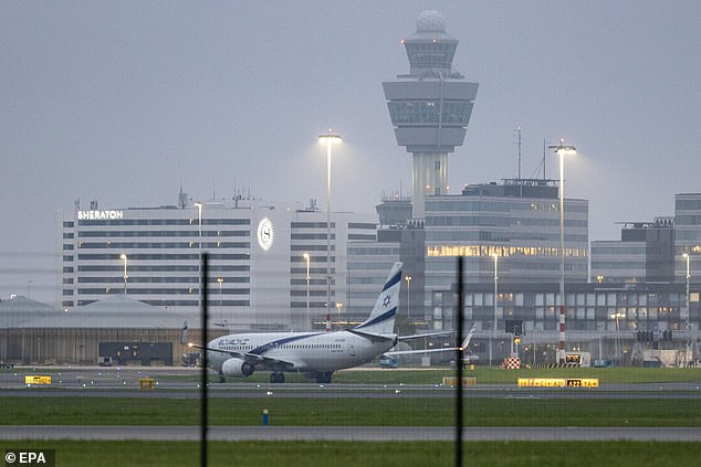 Sebuah pesawat El Al mendarat di landasan pacu di bandara Schiphol dekat Amsterdam ketika pemerintah Israel bersiap untuk mengevakuasi warganya menyusul serangan terhadap penggemar sepak bola