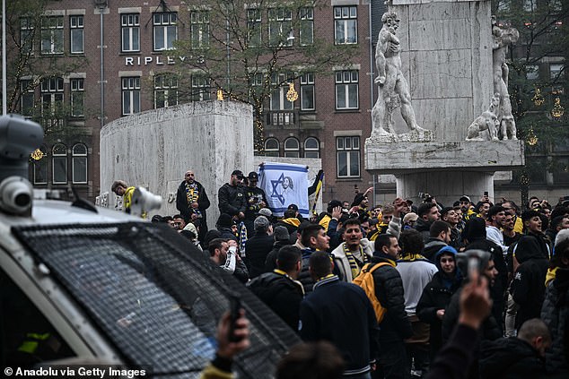 Penggemar Maccabi Tel Aviv menggelar demonstrasi pro-Israel di Dam Square, menyalakan suar dan meneriakkan slogan-slogan menjelang pertandingan Liga Eropa UEFA