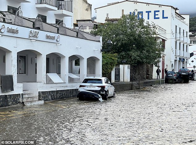 Mobil-mobil rusak yang tersapu banjir pagi ini ditemukan di sepanjang jalan populer di Cadaqués