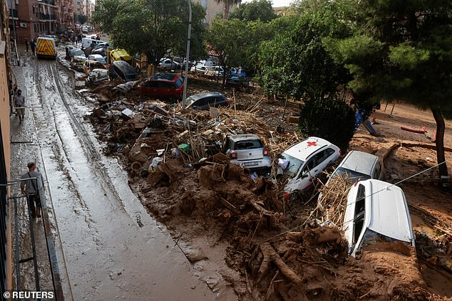 Mobil rusak dan puing-puing terlihat di pinggir jalan, setelah hujan lebat menyebabkan banjir, di Paiporta, dekat Valencia, Spanyol, 6 November 2024