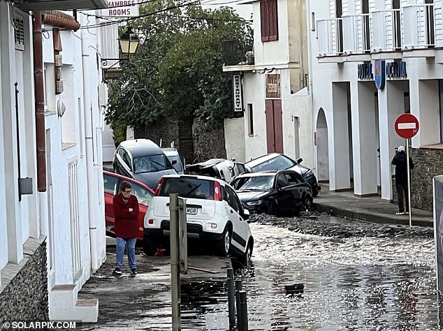 Ajaibnya, tidak ada laporan mengenai korban jiwa di bekas desa nelayan Cadaques, di mana mobil terlihat menumpuk di jalan pada hari Jumat.