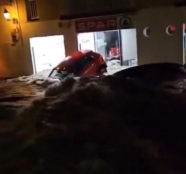 Gambar menunjukkan banjir yang menyapu mobil di kota Cadaqués, di Girona