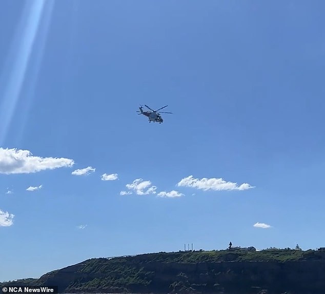 Helikopter dikerahkan untuk mencari pria yang ditemukan menderita hipotermia di pantai Swansea dan diangkut ke Rumah Sakit John Hunter.