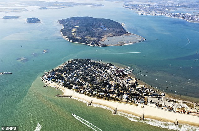 Pemandangan udara Sandbanks di Poole, Dorset