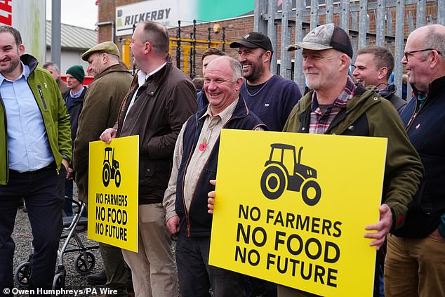 Para petani melakukan protes di luar Konferensi Pertanian Utara di Hexham, Northumberland, terhadap usulan pemerintah untuk mereformasi pajak warisan. Foto diambil pada hari Rabu