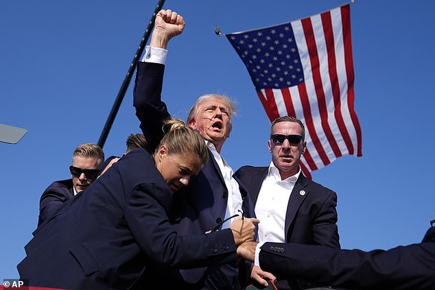 Trump keluar dari panggung dengan tinjunya di udara setelah upaya pembunuhan di Butler, Pennsylvania, pada bulan Juli