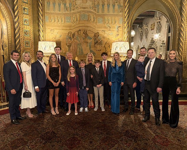 Elon Musk dan putranya berfoto bersama keluarga Trump di Mar-a-Lago