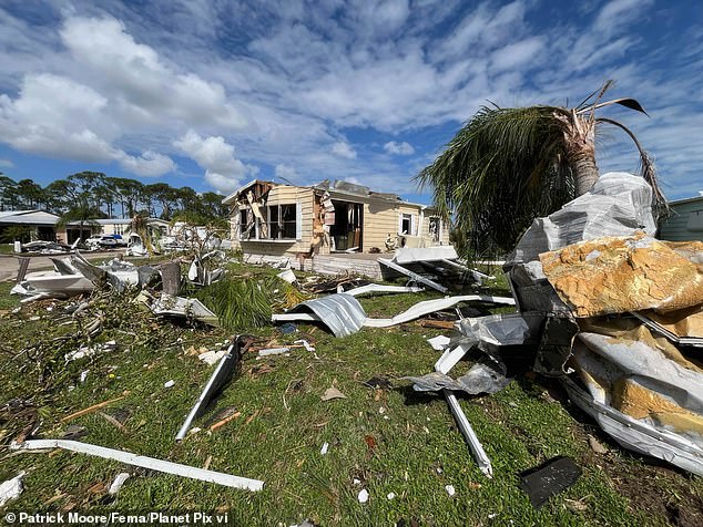 Rumah-rumah di sepanjang Teluk Meksiko terlihat setelah hancur ketika Badai Milton melewati wilayah tersebut pada 12 Oktober 2024, di Manasota Key, Florida