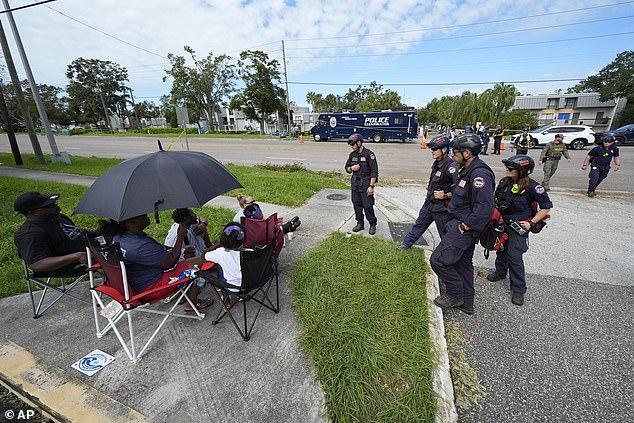 Pejabat FEMA berbicara dengan warga yang mengungsi dari kompleks apartemen mereka saat Badai Milton, Jumat, 11 Oktober 2024, di Clearwater, Florida