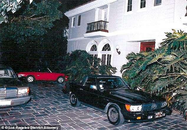 Adegan di luar rumah keluarga Menendez di Beverly Hills ketika polisi tiba pada 20 Agustus 1989