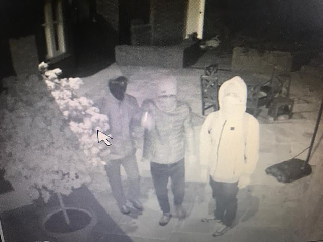 Warga melihat pencuri mencoba memaksa masuk ke rumah mereka di CCTV mereka