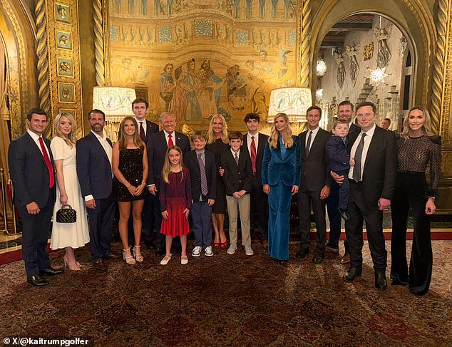 Kai Trump membagikan foto yang diambil di pesta pengawasan pemilu yang diadakan di perkebunan kakeknya Mar-a-Lago pada Selasa malam. Gambar dari kiri ke kanan: Michael Boulos, Tiffany Trump, Don Jr, Kai Trump, Barron Trump, Donald Trump, Vanessa Haydon, Donald Trump III, Ivanka Trump, Jared Kushner, Eric Trump, Elon Musk (memegang putranya A-12 ) dan Lara Trump. Barisan depan: Chloe Trump, Tristan Trump dan Spencer Trump