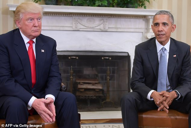 Meskipun Trump tidak menerima Biden setelah pemilu tahun 2020 yang kontroversial, pertemuan seperti itu merupakan tradisi antara presiden baru dan presiden yang akan keluar - Trump difoto sedang diterima oleh Barack Obama di Ruang Oval pada bulan November 2016