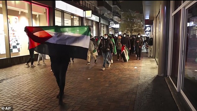 Pendukung pro-Palestina berbaris dengan bendera Palestina di dekat stadion Ajax di Amsterdam