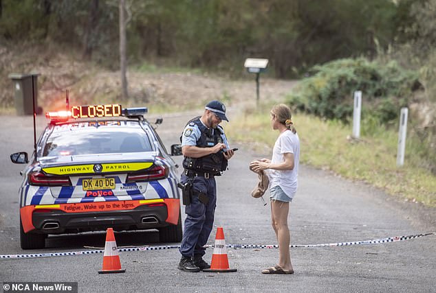 Seorang pria didakwa melakukan pembunuhan setelah seorang anak laki-laki berusia 15 tahun ditemukan tewas di hutan semak dekat barat daya Sydney (foto, polisi di tempat kejadian)