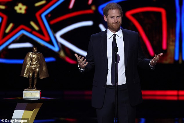 Pangeran Harry, Duke of Sussex mempersembahkan Penghargaan Walter Payton Man of the Year di Penghargaan NFL Tahunan ke-13 pada 8 Februari 2024 di Las Vegas