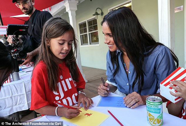 Meghan Markle, Duchess of Sussex mengunjungi Girls Inc. Greater Santa Barbara pada 2 Oktober 2024 di Santa Barbara, California