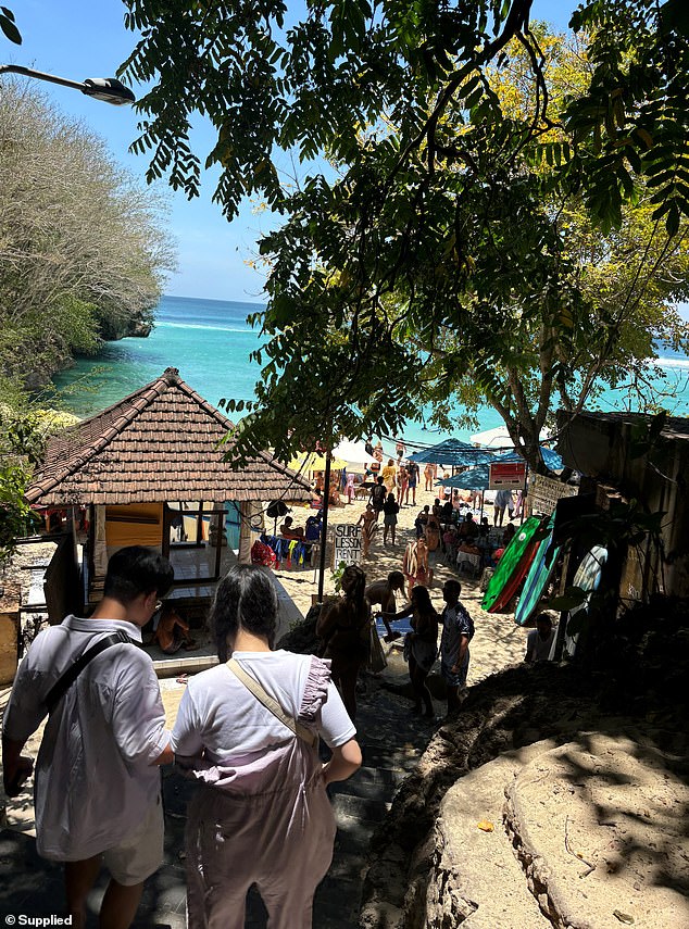 Pantai Padang Padang di Uluwatu merupakan tempat berenang dan berselancar yang populer di kalangan wisatawan (foto)