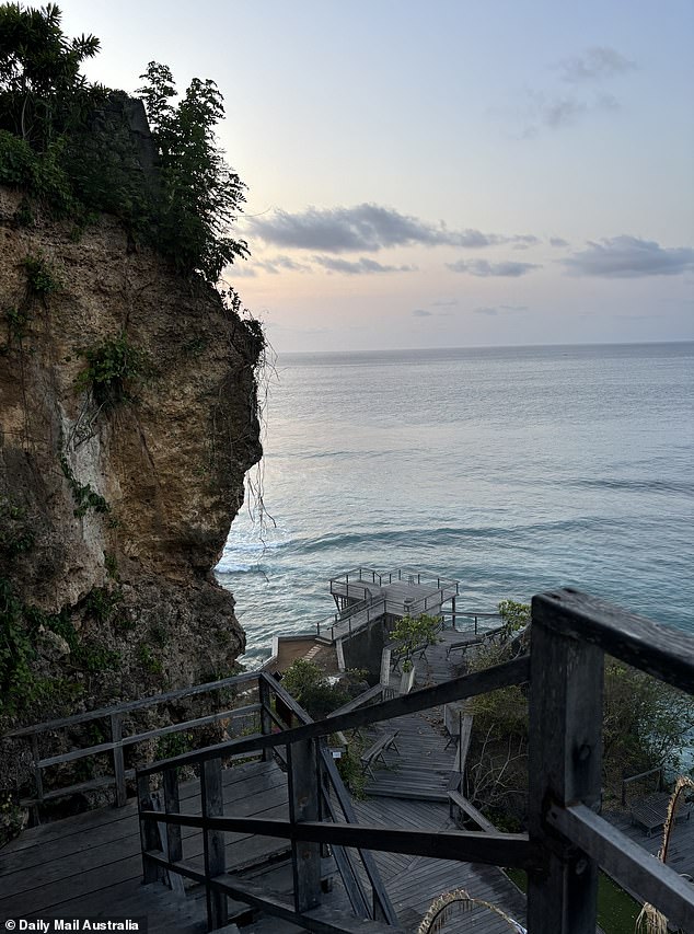 Bali kehabisan air bersih pada tingkat yang mengkhawatirkan, dan beberapa ahli memperingatkan bahwa 'krisis air' akan melanda seluruh pulau pada tahun 2025 (foto, tempat matahari terbenam yang populer Ulu Cliffhouse di Uluwatu)