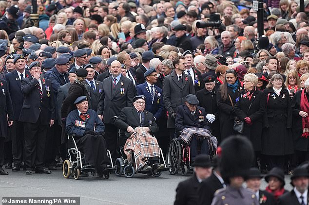 Para veteran militer berkumpul di Whitehall, pusat kota London, untuk dinas militer Cenotaph