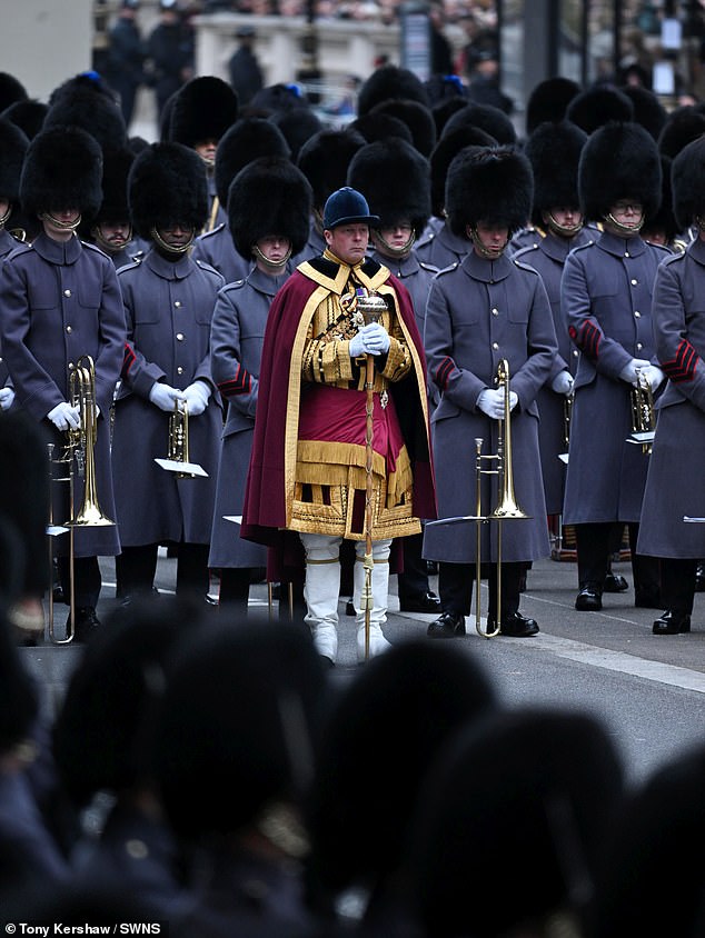 Para veteran dan pejabat berkumpul di Cenotaph menjelang upacara nasional memperingati mereka yang tewas dalam perang pagi ini di pusat kota London