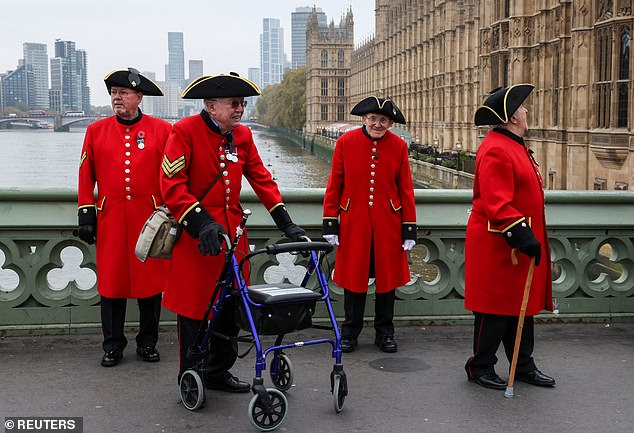 Pensiunan Chelsea terlihat berdiri di dekat Jembatan Westminster di London hari ini