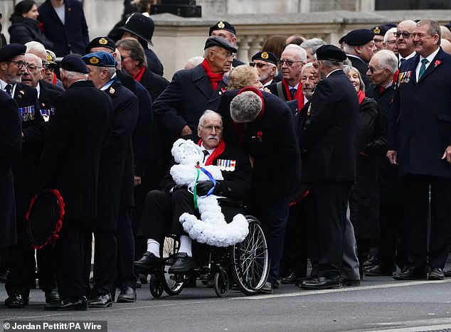 Para veteran berkumpul di sepanjang Whitehall di pusat kota London pagi ini untuk perayaan Remembrance Sunday tahun ini