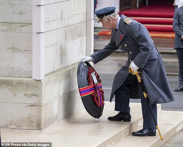 Raja, yang diperkirakan akan mengambil bagian dalam Layanan Peringatan Nasional hari ini, terlihat meletakkan karangan bunga di Cenotaph di pusat kota London pada 12 November tahun lalu.