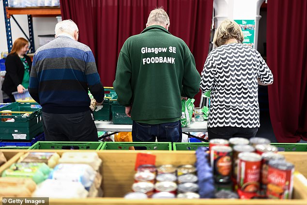 Yang mengejutkan, hampir separuh veteran yang memiliki anak mengatakan bahwa mereka hidup tanpa kebutuhan pokok, seperti makanan, dalam enam bulan terakhir. Dalam foto adalah sukarelawan di bank makanan di Glasgow, Skotlandia