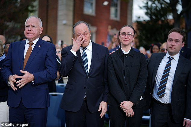 Pasangannya Tim Walz, suaminya Doug Emhoff dan anak tirinya Ella dan Cole Emhoff kadang-kadang emosional selama pidatonya.