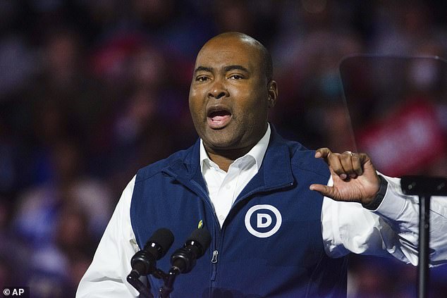 Pernyataan Sanders memicu kemarahan para pemimpin tinggi Partai Demokrat, termasuk Ketua DNC Jaime Harrison yang akan keluar.