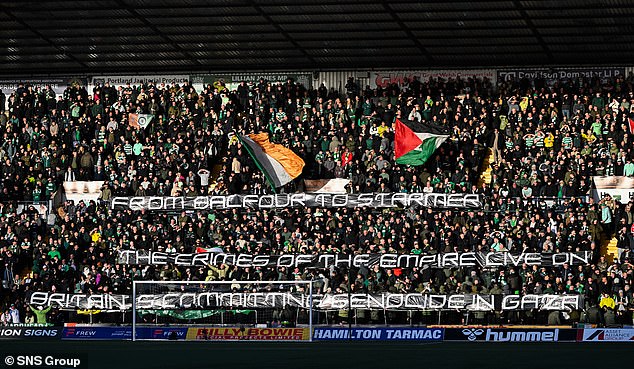 Penggemar Celtic mencemooh dengan keras saat mengheningkan cipta selama satu menit pada Remembrance Sunday