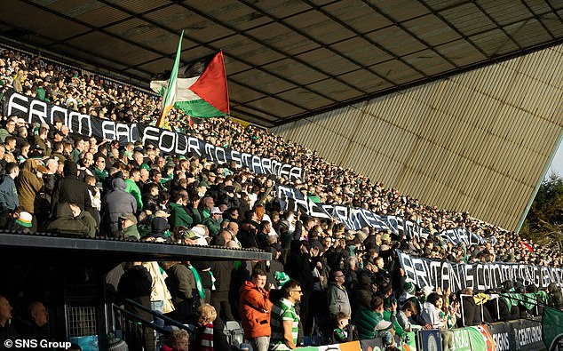 Sebuah spanduk besar yang mengecam 'genosida di Gaza' juga dipasang sebelum pertandingan dimulai di Rugby Park