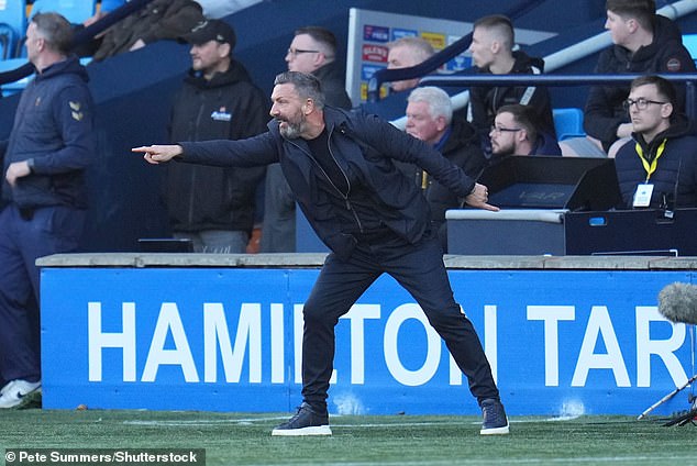 Manajer Kilmarnock Derek McInnes mengkritik perilaku para penggemar tetapi juga mengkritik keputusan untuk membatalkan mengheningkan cipta sembilan detik kemudian.