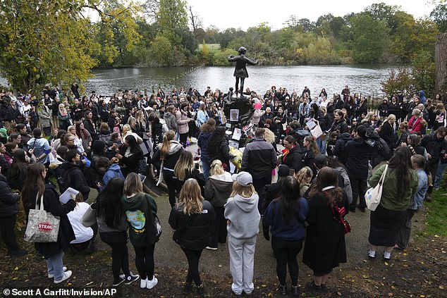 Kerumunan besar berkumpul di London untuk memberikan penghormatan kepada mantan bintang One Direction