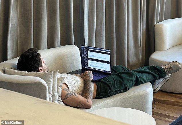 Liam melihat laptopnya di lobi Hotel Casa Sur di Buenos Aires pada hari Rabu pukul 16:26. Alarm dibunyikan pada pukul 17:04 setelah dia terjatuh