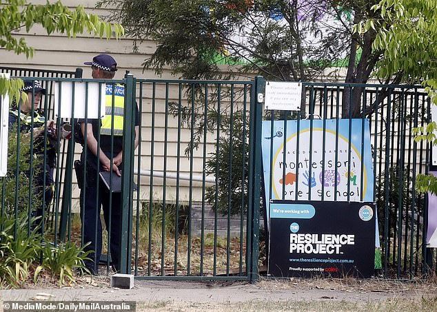 Seorang anggota staf taman kanak-kanak meninggal setelah truk air melintasi Pra-Sekolah Montessori Macedon Ranges. Dalam foto tersebut terlihat petugas polisi berada di lokasi kejadian