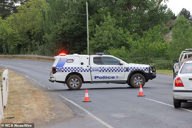 Layanan darurat termasuk polisi, pemadam kebakaran dan paramedis tetap berada di lokasi di Riddells Creek