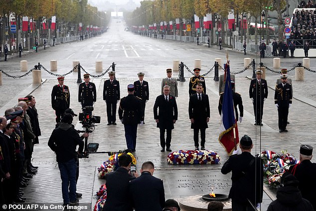 Kebaktian Paris berlangsung di Makam Prajurit Tak Dikenal di puncak Champs Elysee